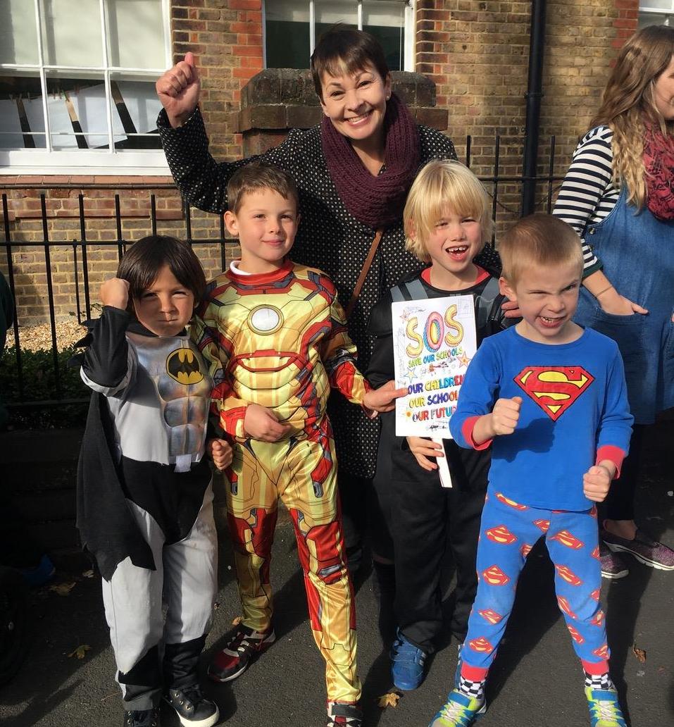CarolineLucas's tweet image. Congrats to all #Brighton schools taking part in #armsaroundschools - vital to #SaveOurSchools #Schoolsjustwannahavefunds @SaveSchoolsUK