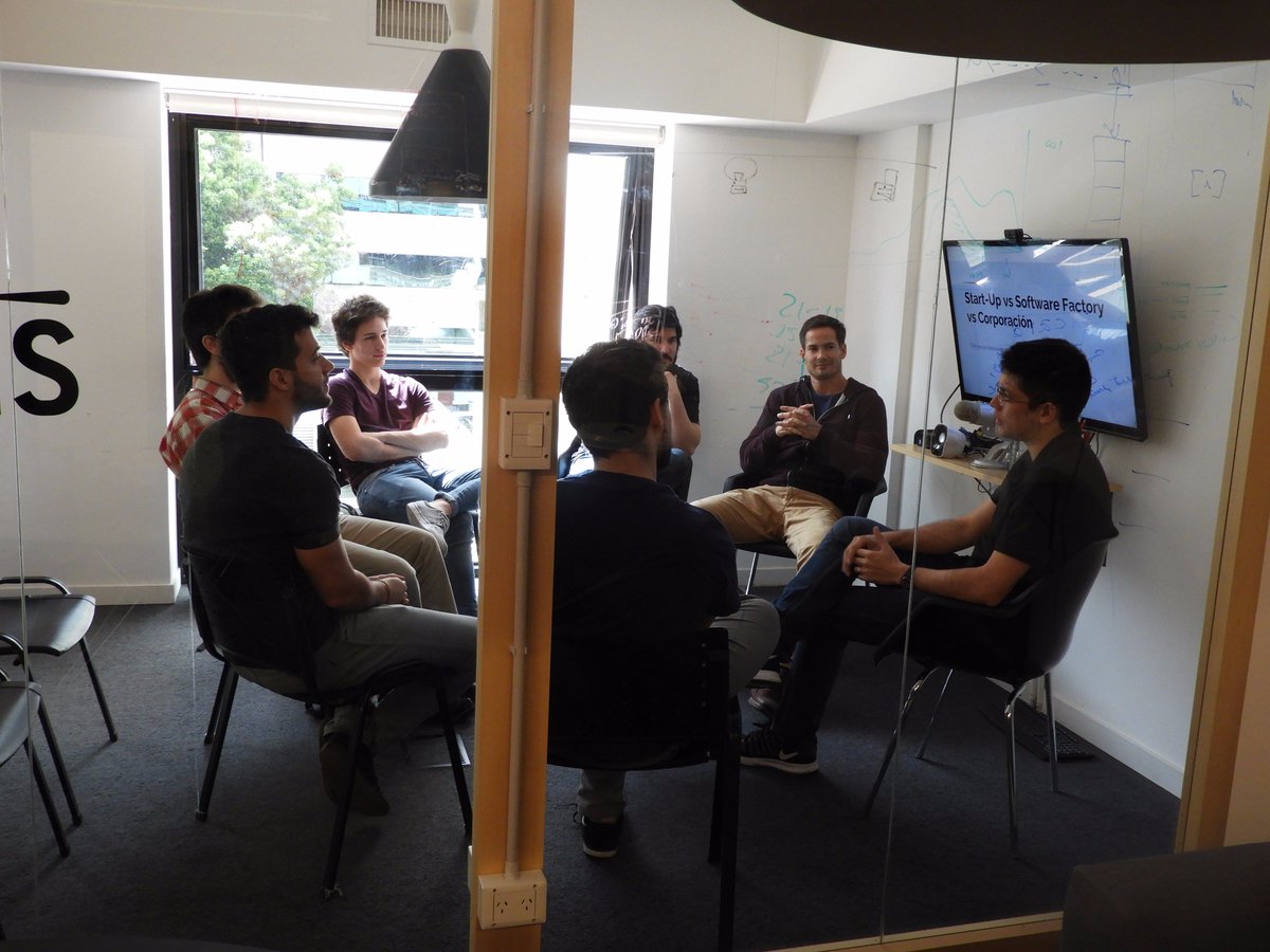 RestorandoEng's tweet image. En la charla de hoy @frankmartin2 @dgrandes y @nicoayala nos cuentan las Diferencias entre #Startups, #SoftwareFactories y #Corporaciones😱👏🏽