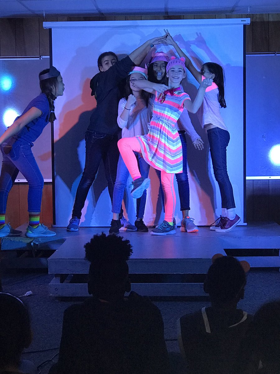 t5dreamer's tweet photo. 6thgrade student actors expanding body awareness and spatial perception using tableau and mime. #longhorntheatre #thespace #elevate2eminence https://t.co/hwpvEp3RKK