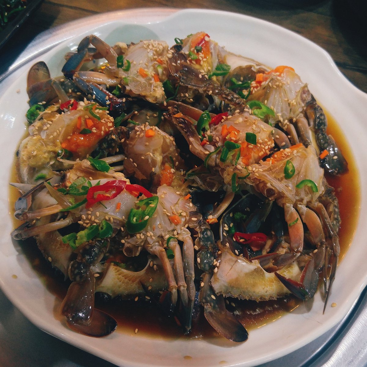 장안동 서울본가 간장게장. 엄마랑 동생이랑 가끔가다 게장 생각날때 가서 거의 조지는 수준으로 먹고온닼ㅋㅋㅋㅋ 가격도 별로 안비싸고 간장이 많이 짜지않고 맛있음!! 밥시키면 날치알이랑 밥이랑 게장이랑 비벼먹을 수 있게 나온다ㅠㅠㅠㅠ 간장게장은 사랑