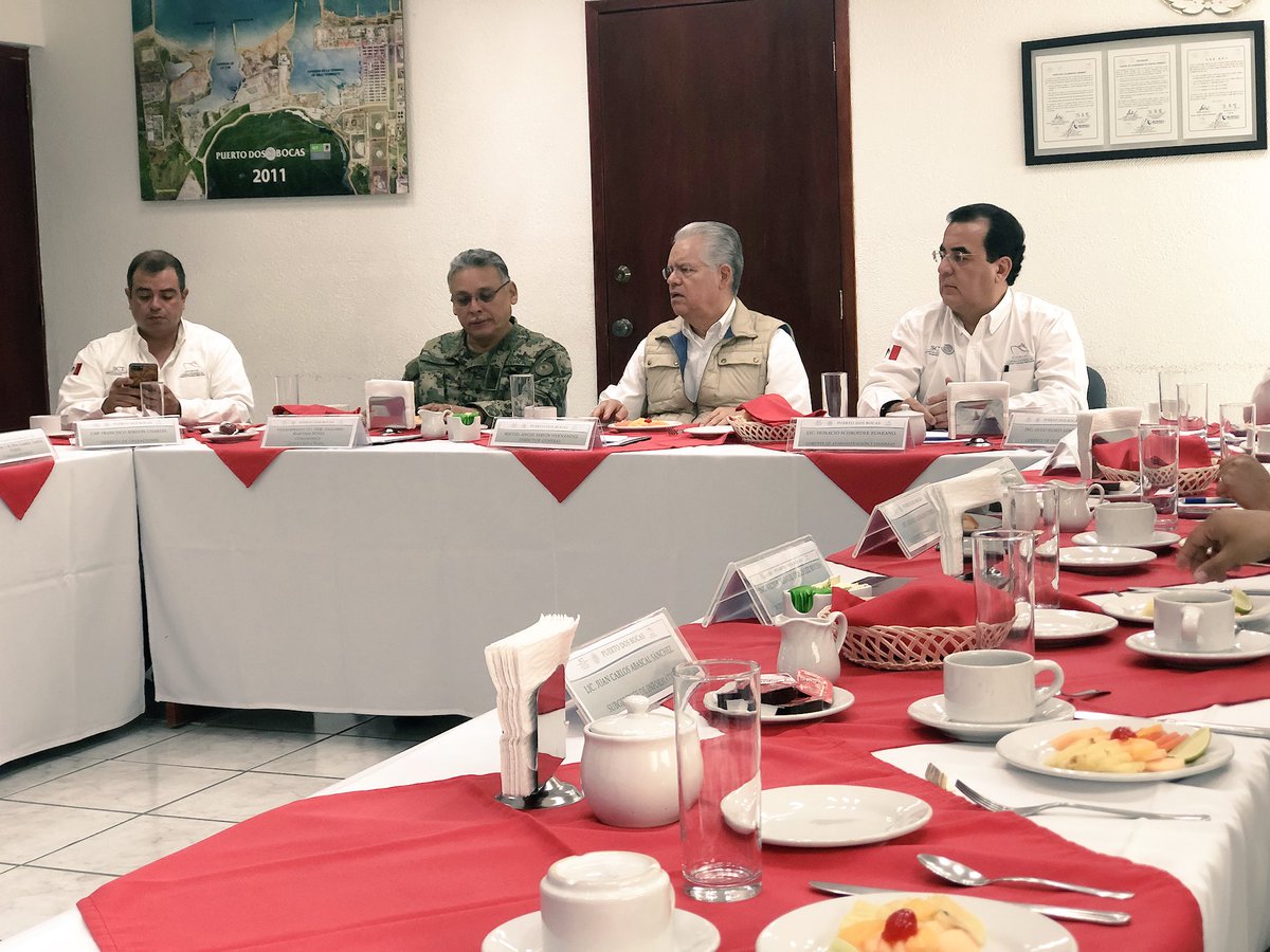 puerto_dosbocas's tweet photo. Reunión de trabajo para avances de #UNAPROP, con Vicealmirante, CG. DEM. Gregorio Martínez Núñez, Cte. V Zona Naval. @maservinh1. https://t.co/yi4wBGHJLH