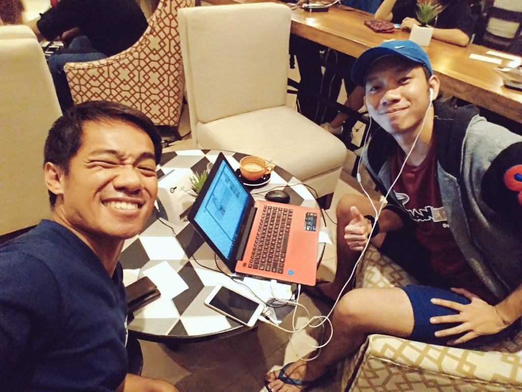 DigoAcuzar's tweet photo. halos di kami nag-usap kasi busy sa kanya-kanyang screens haha #lifeoftrevs #wifiworld #HighGroundsCafe #JustGoQC https://t.co/Tzcp2zvAMk