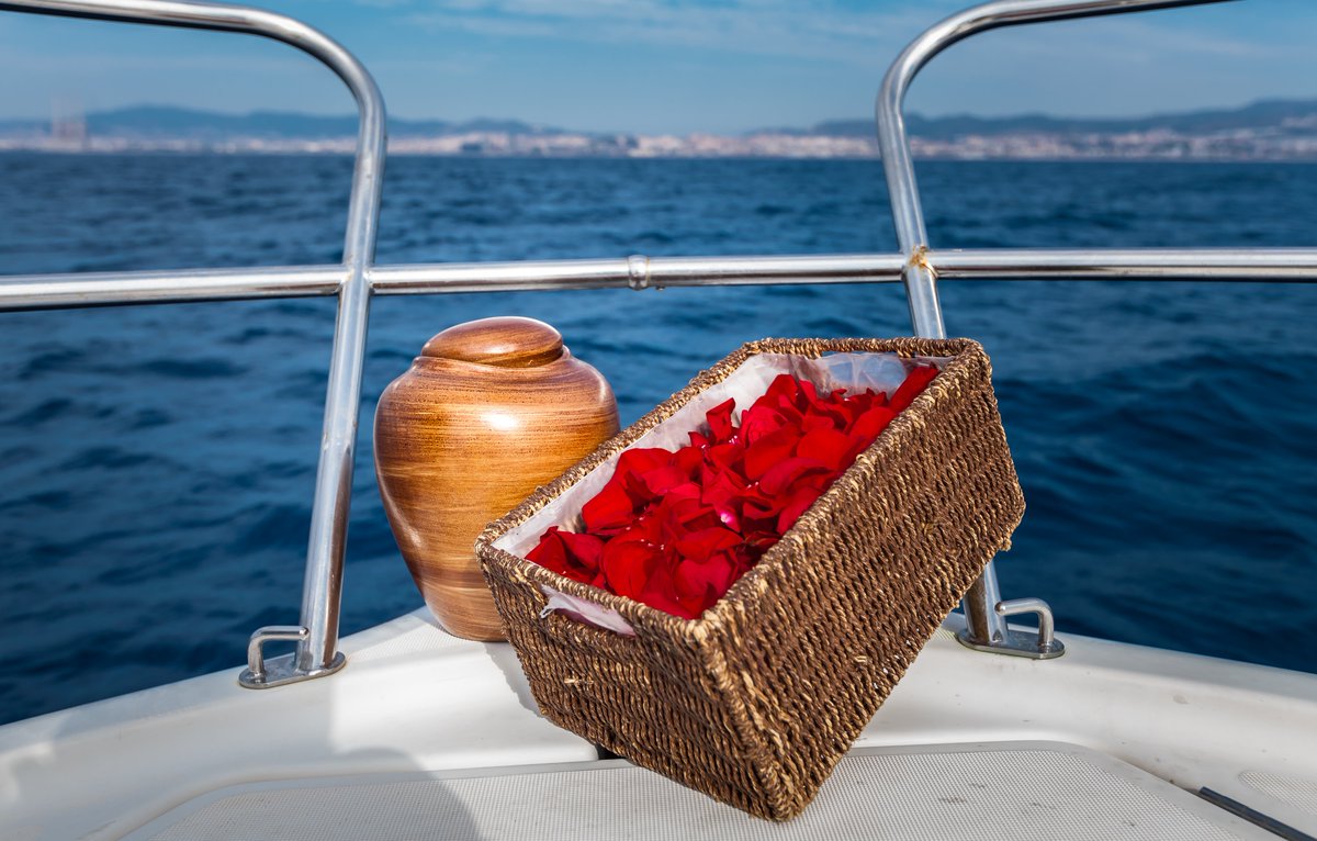 GalaAzul's tweet image. @GalaAzul te ayudamos a despedir a tu ser querido, depositando las cenizas en el mar #Cenizasenelmar #Funeral #despedida #SerQuerido