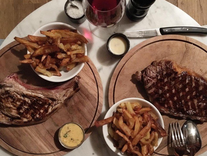 Boucherie le jour, table d'hôte la nuit ! #Bidoche est l'endroit rêvé de tous les carnivores ET les végétariens 🙏fr.newtable.com/restaurant-bid…