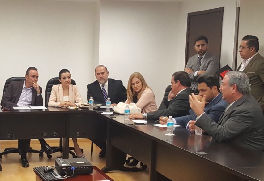 mxpgt's tweet photo. Entrega de proyectos prioritarios para @nuevoleon #PEF2018 a  Dip. @baltazar_mm y Dip @EstefanChidac  Pdte. Comision de Poto. @diputadospan https://t.co/Tjk0QGpGX4