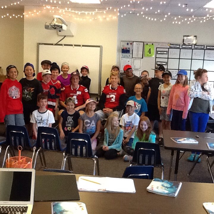 MrsKoeppsClass's tweet photo. Way to go Andrew &amp; Calvin!!! Thank you for reading to our 4th graders!!! Go Whitehawks!! @WestonkaFB @andrewfish14 @calvinmackell @TEAMSH https://t.co/dZMuMHuIDw