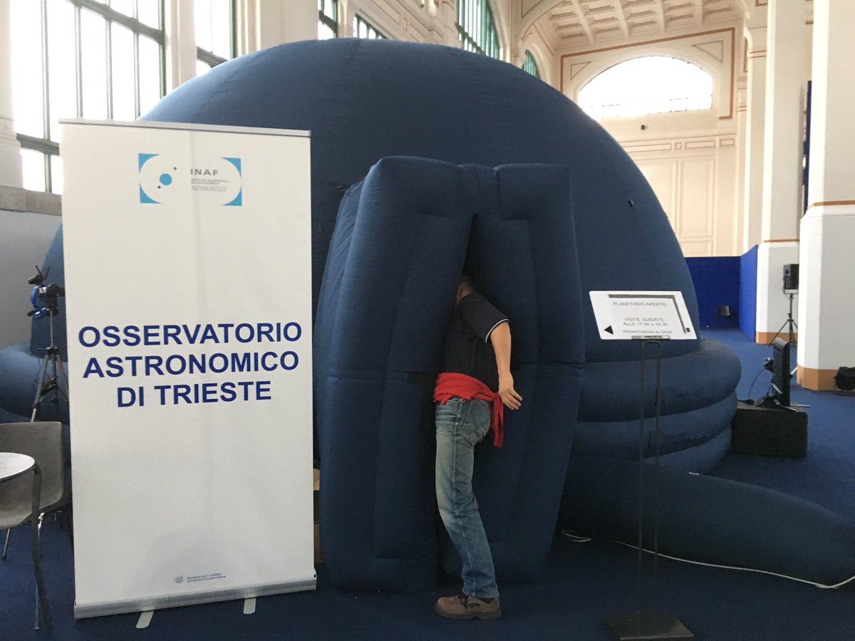 DiscoverTrieste's tweet image. Durante la #Barcolana49 al Salone degli Incanti puoi viaggiare nel cosmo 🌍 e scoprire le stelle 🌟 #Navigazioni #Trieste cc @ESOF2020Triest