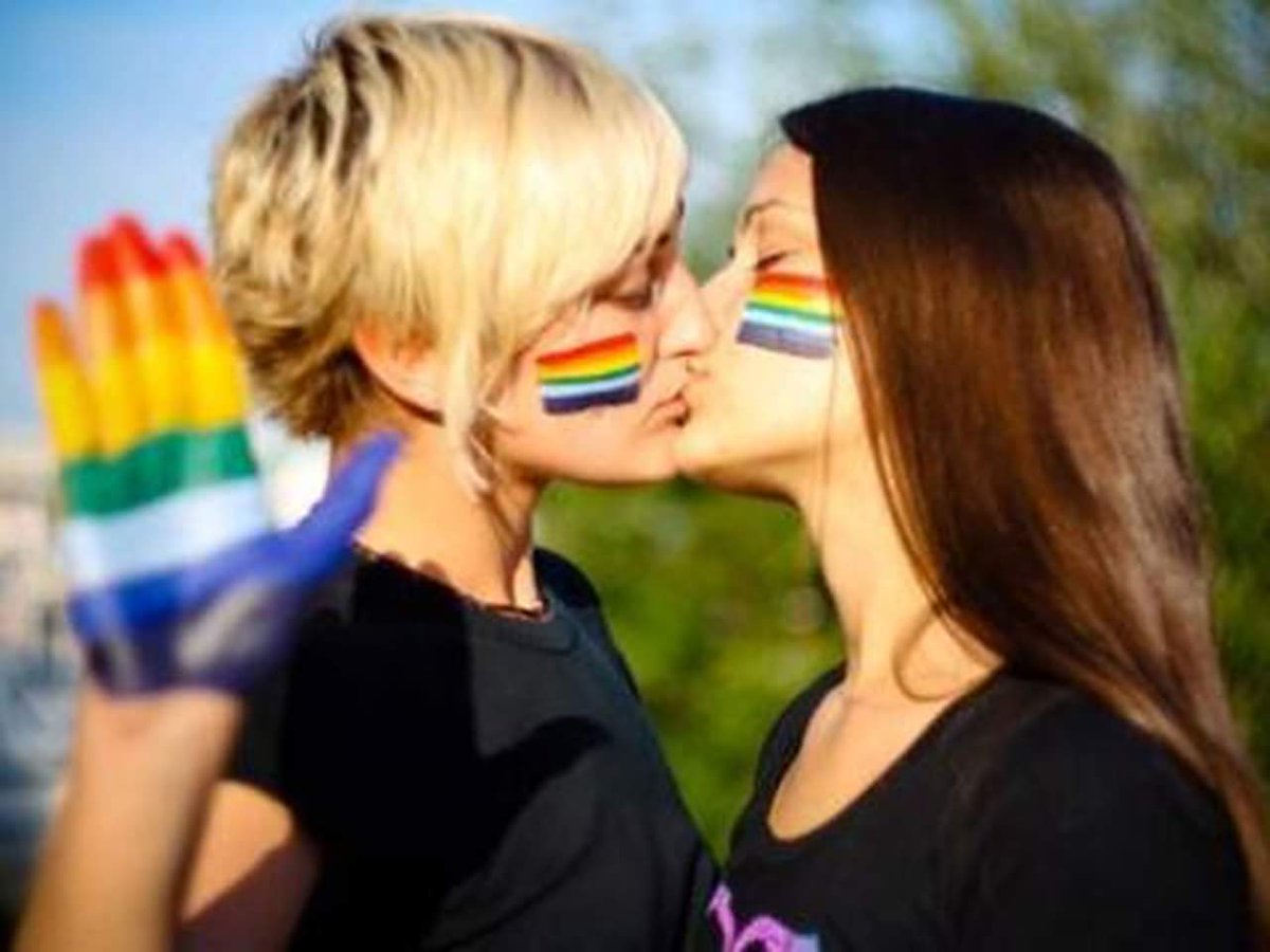 matute_cost's tweet photo. Por favor NADIE retuitee esta foto de 2 mujeres besándose xq el Gob. Nacional se enoja y lo detesta. Háganse los boludos. Reitero, no RT. https://t.co/XnJx0IFOvf