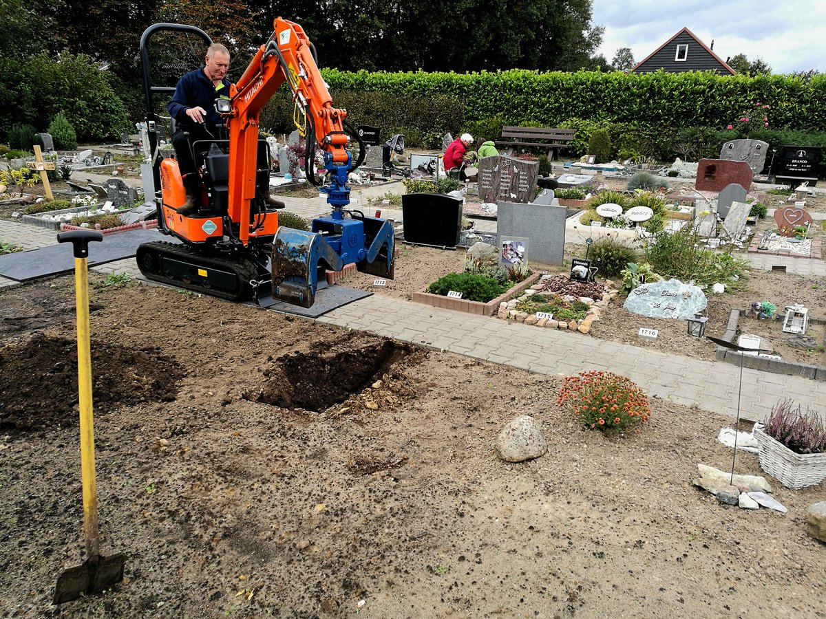 reinoudtmeijer's tweet photo. #Dierendag op dierenbegraafplaats #Vennenberg. Ook dán worden #huisdieren naar laatste #rustplaats gebracht. Straks in #LdLEO op @NPORadio1. https://t.co/JLVL9j21D3