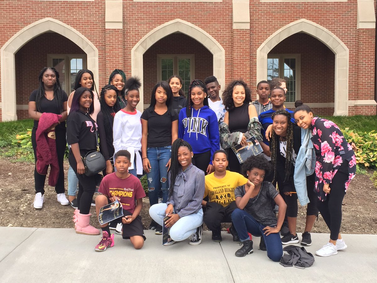 dcopelandROXMID's tweet photo. Mrs. Radke's 8th grade AVID students tour John Carroll. @CHUHRoxMid #collegeready #lifeprepared @CHUHSchools https://t.co/4dYOBZQaZp