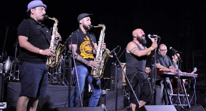 Y los saxofones nunca dejan de sonar!