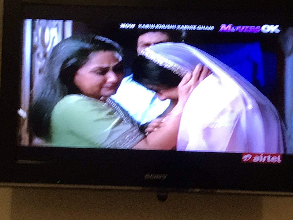 ChoubisaAbhi's tweet photo. @SrBachchan #JayaAunty @iamsrk @iHrithik @KajolAtUN #KareenaKapoorKhan - am watching KKKG and @karanjohar u made master piece #MadeusCry https://t.co/ooRV0TiOs8