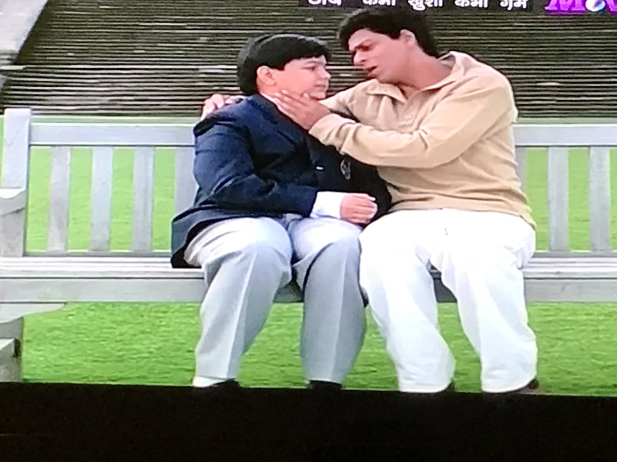 ChoubisaAbhi's tweet photo. @SrBachchan #JayaAunty @iamsrk @iHrithik @KajolAtUN #KareenaKapoorKhan - am watching KKKG and @karanjohar u made master piece #MadeusCry https://t.co/ooRV0TiOs8