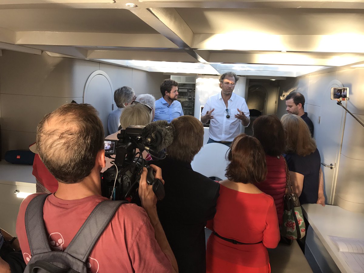 energy_observer's tweet photo. Visite du bateau par les organisateurs et intervenants du Festival @Nouvelles_Explo à #Royan avant la soirée d'ouverture #explorer2017 https://t.co/jfoEYQEPS2