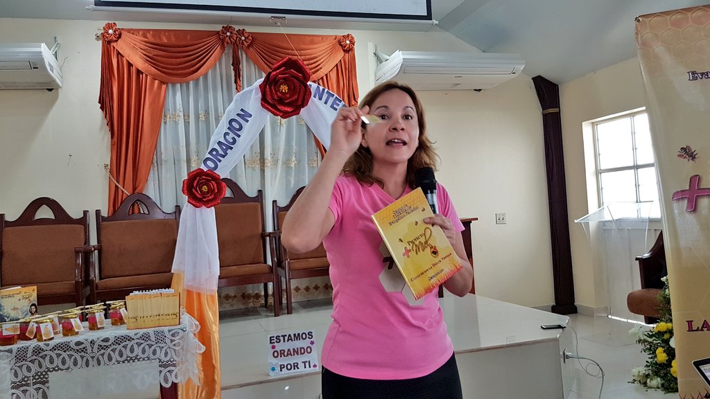 Pasvinueza1's tweet photo. Lider del MM @sylvia_polo motivando para la gran cosecha #proyectomasmiel @adventistasEC @AdventistasMEN https://t.co/vxU3t2zREo