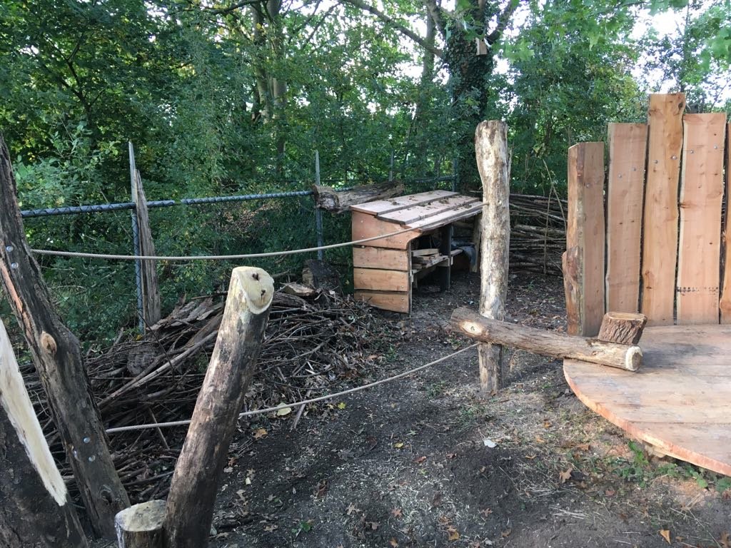Bureau_RIS's tweet photo. #Voetjevandevloer #parcours #Struintuin @groenebelevenis is bijna klaar @boomkunst #zintuigen #balanceren #Leusden https://t.co/LTZ474WVPk