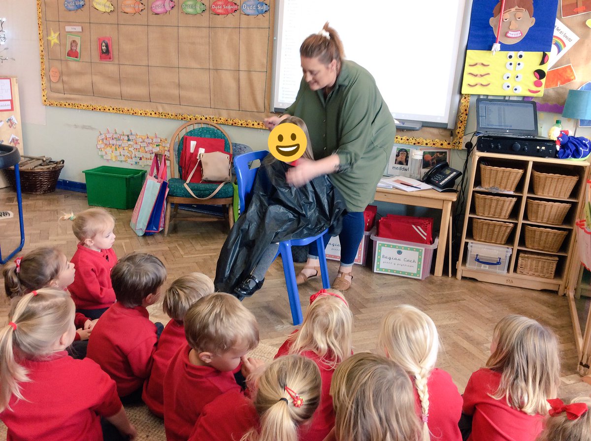 MrsMBeynon's tweet photo. A #hairdresser visited us in the #nursery to show us what typically happens at the #hairdressers #inspiration #roleplay #afternoonnursery https://t.co/lGxwFGbfg6