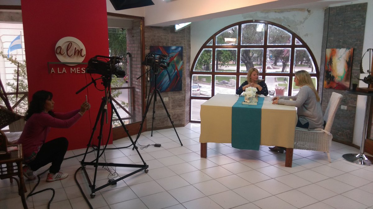 LucilaLehmann's tweet photo. Ahora en vivo en "A la mesa", el programa de Leticia Pieretti en Visión Sur, charlando de la recorrida de hoy y comiendo muy rico! https://t.co/6nglP8YgVO