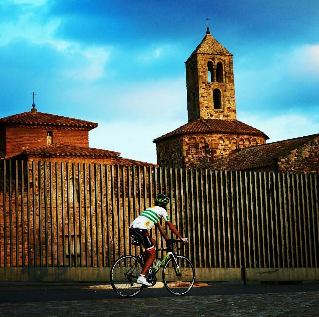 tourdegila's tweet photo. #Terrassa #RideLife https://t.co/RHWU9k91UX 
📸: @gerardfreixa 
🚴: 🙋
@VoltaCatalunya @ajterrassa @jordi_ballart @sumattory @Giant_ESP https://t.co/8F5DWtb3jp
