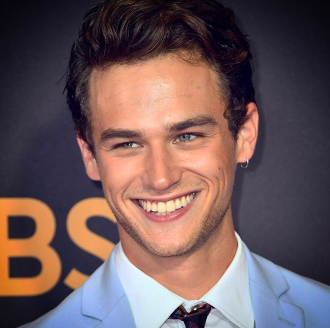JonStreet's tweet image. Observation from @samsmithworld /@brandonflynn news: Flynn needs teeth whitener.
