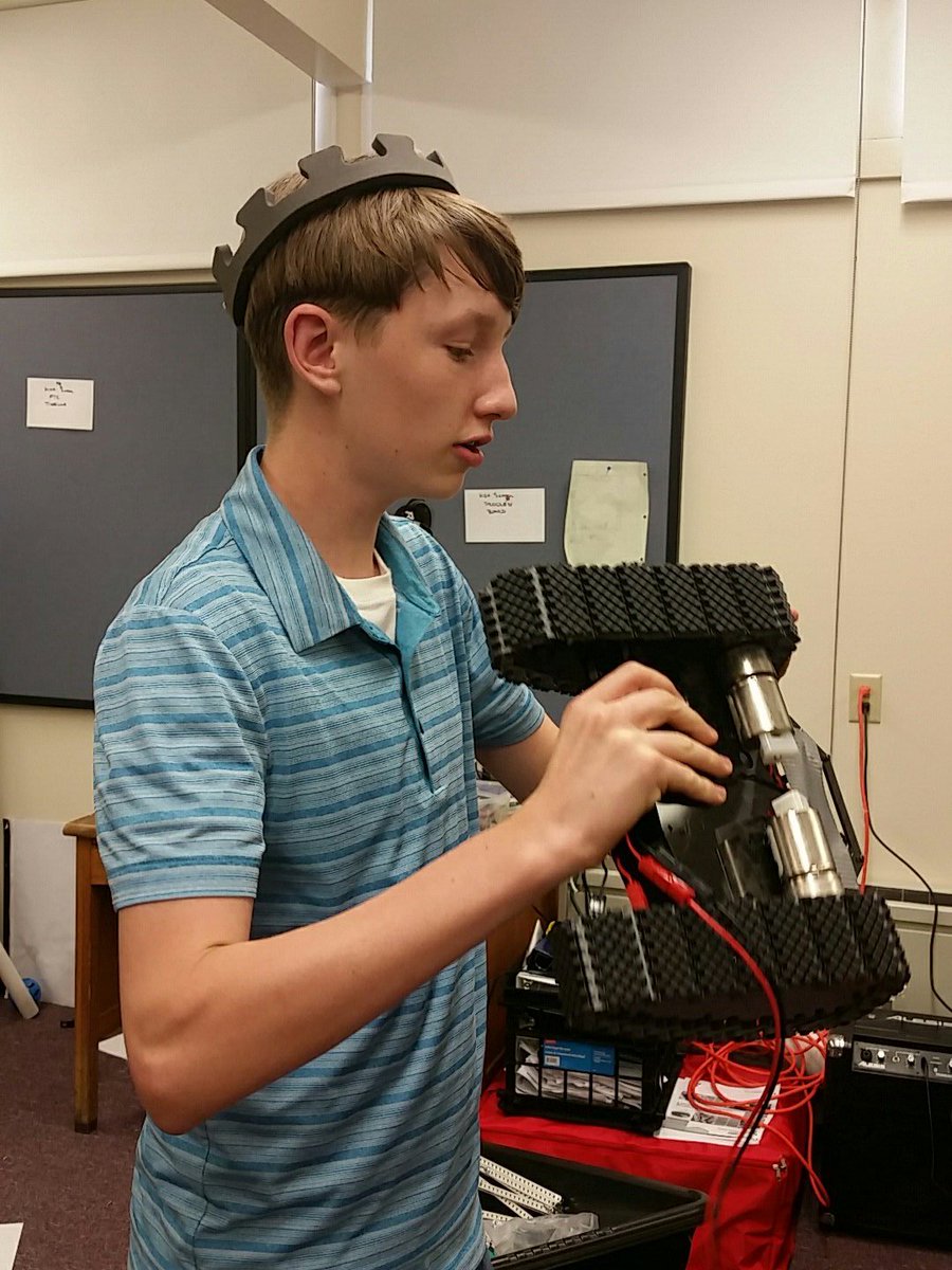 pacificrobotics's tweet image. Overcoming the balancing stone @FIRSTweets @FIRST_Oregon #RelicRecovery