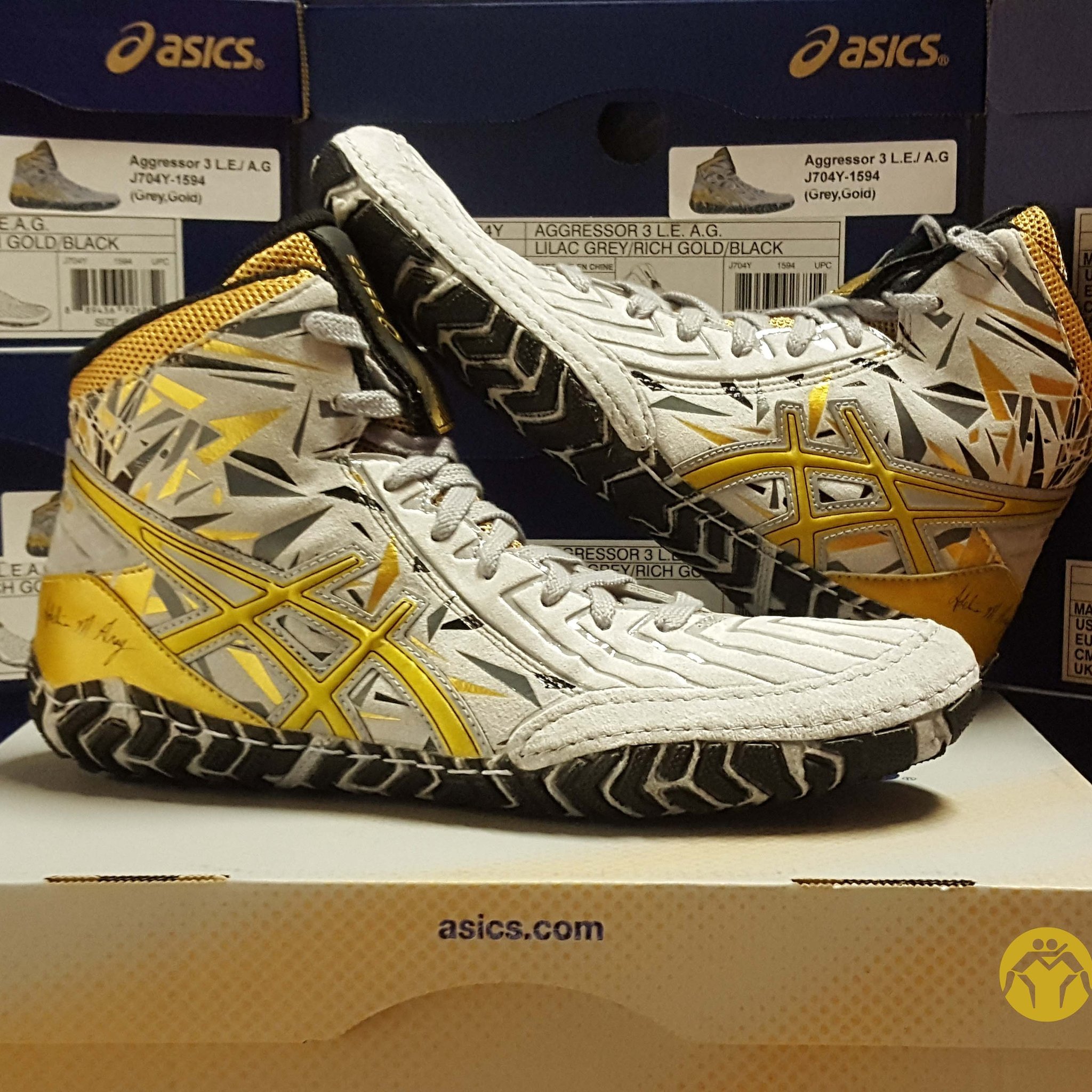 asics aggressor 3 black and gold