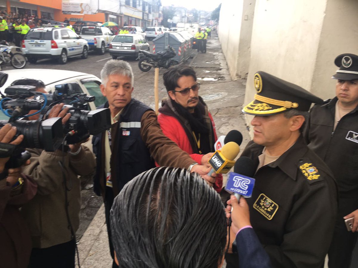 PoliciaEcuador's tweet photo. [IMPORTANTE] #CmdteDMQ informó que fue controlada situación en CDP. Se trató de riña entre 2 grupos y solo existen PACL con heridas menores. https://t.co/r8v7Lgpq4L