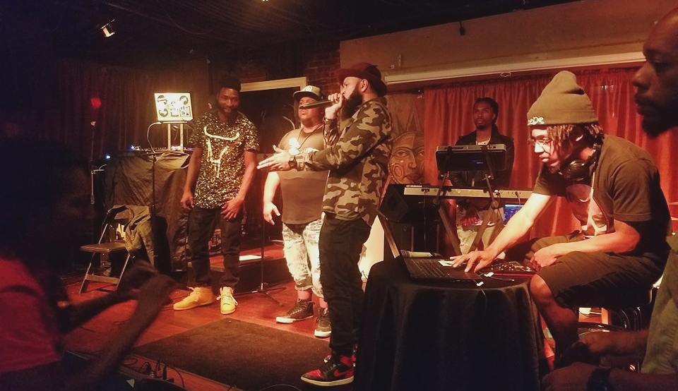 FUNKSHU_'s tweet image. Dropped the beat on the fam and they went to work #ControlleriseCollective #Controllerise #TheFreestyleExperiement
#ApacheCafe