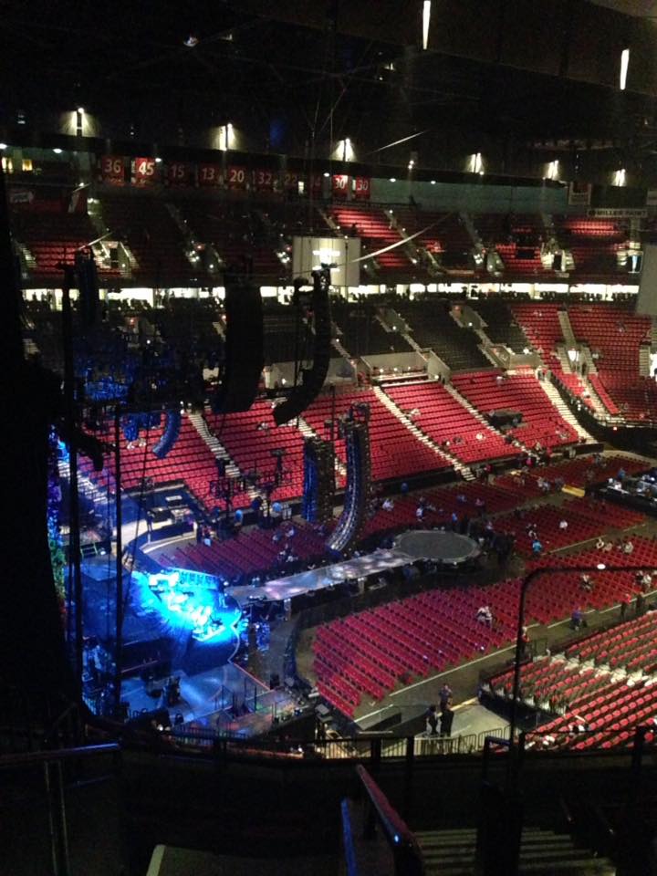 Clodplaye's tweet photo. Special shoutout to the roadie who upgraded me to the FRONT ROW for the Portland show! I'm forever thankful!! #ColdplayPortland https://t.co/Dlxp1TxZqy