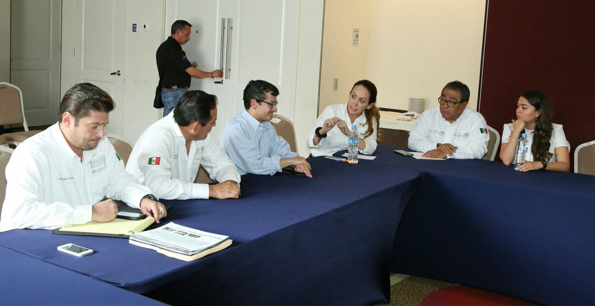 paula_hdz's tweet photo. Reunión con el Srio. @LuisEMirandaN revisando avances y plan de acción para la #Reconstrucción de las zonas afectadas por el sismo #Chiapas https://t.co/78ZLlCaLSA