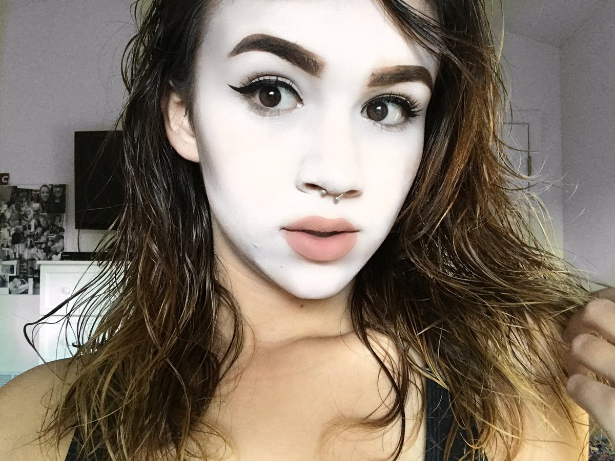 Andreatmua's tweet photo. HI SISTERS ππΌππΌππΌππΌ James Charles here π #usecodejamesfor10percentoff
#31daysofhalloween #sisters #flashbackmary https://t.co/F1Ujg1EQYn