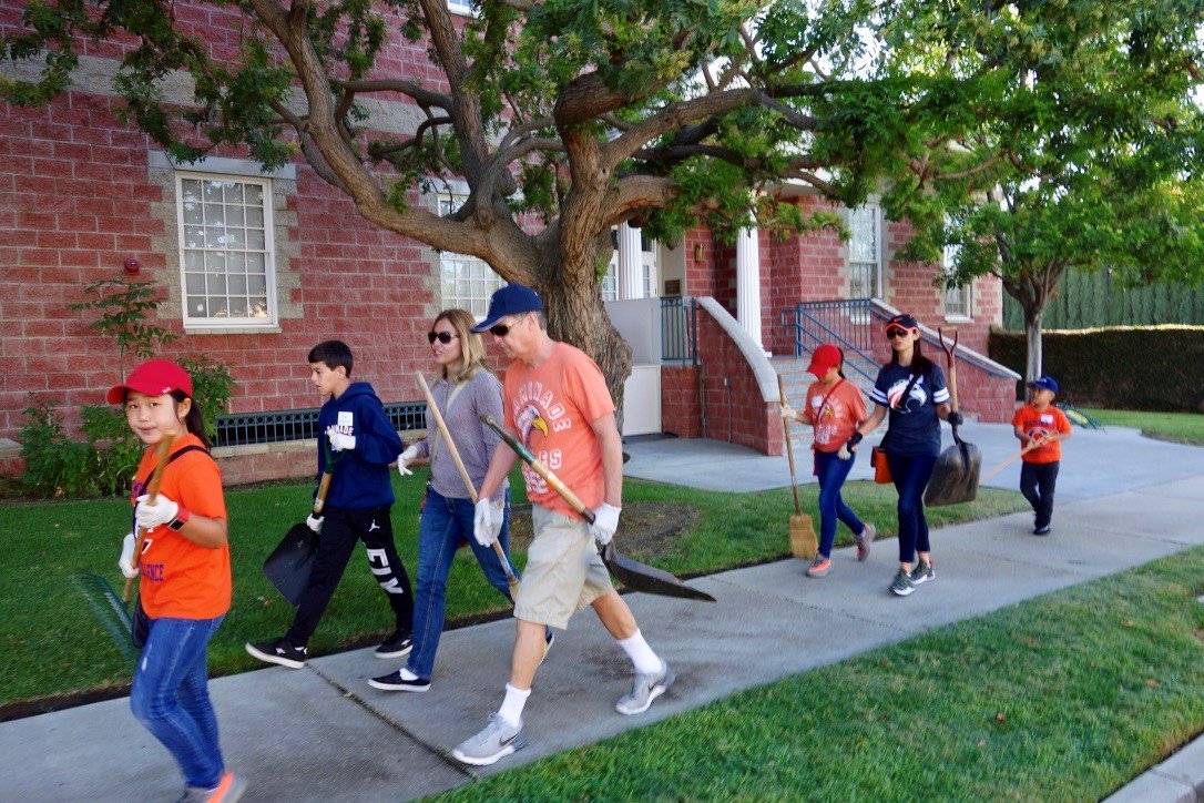CampusMinNadeMS's tweet photo. In the spirit of Service, Justice, and Peace, we cleaned up our neighborhood on Service Saturday. @MyChatsworth Now we help Puerto Rico! https://t.co/GBej6yV4lE