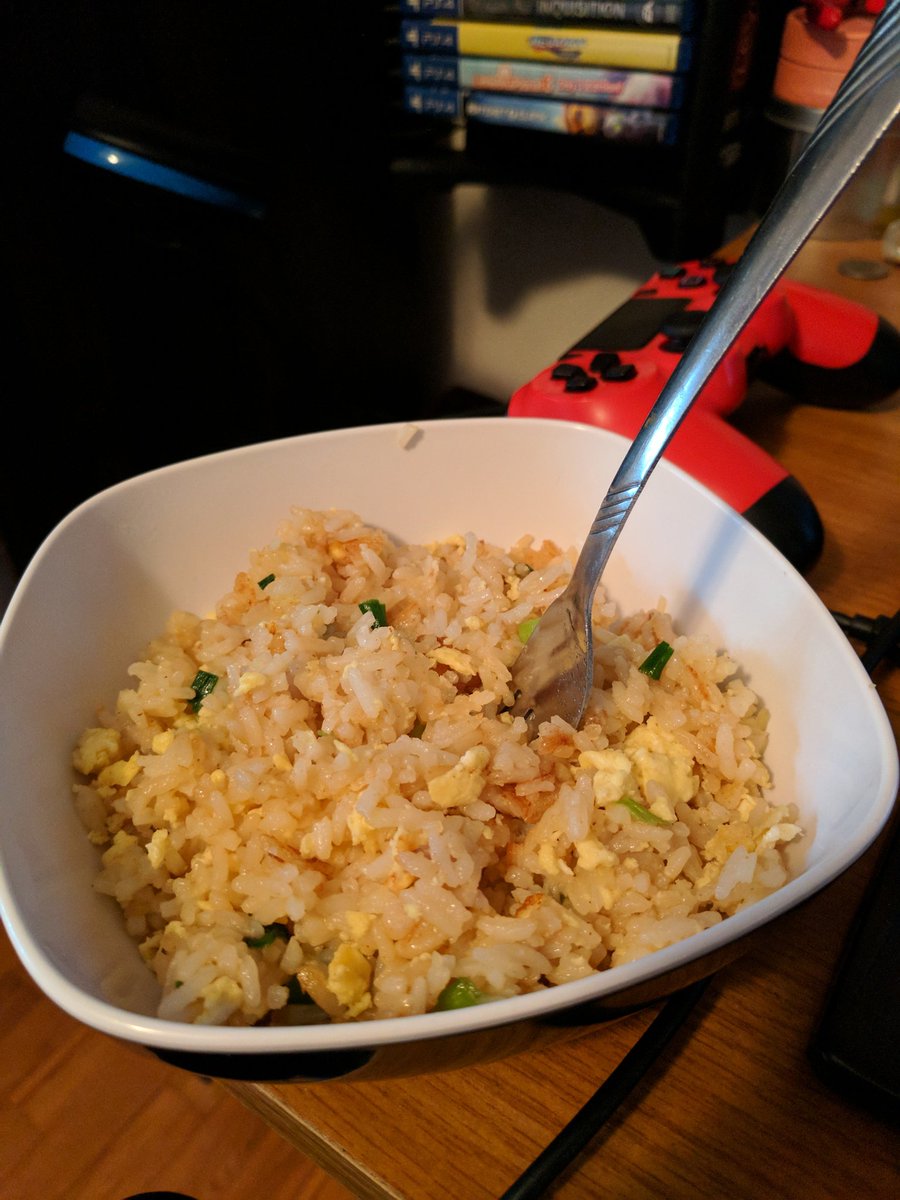 Imaginarykitchn's tweet photo. Curry fried rice with sweet egg scramble and green onion #imaginarykitchen #imagined https://t.co/vFGapJfY1S