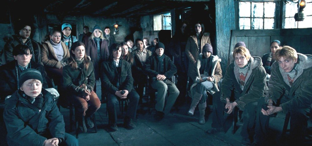 HPotter_France's tweet photo. 5 Octobre 1995: Harry, Ron et Hermione recrutent à La Tête de Sanglier pour former l'armée de Dumbledore. https://t.co/UqC15f8URi