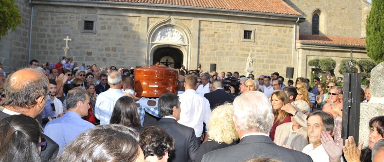 cultorocom's tweet photo. Multitudinario adiós a Victorino Martín en Galapagar
 https://t.co/Qoo2zGg6Wd Todos los detalles del funeral, en nuestro despliegue https://t.co/QAxSwCaduE