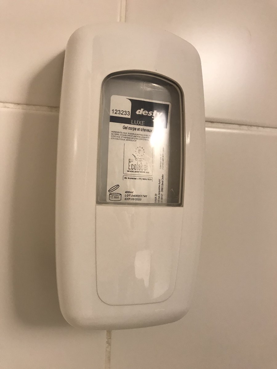 Ptdr elle me demande si c’est une alarme pour les incendies 😭😭😭😭😭 c’est dans la douche ptdr je suis ko <a href="/MarieCecileRts/">Marie-Cécile 🌈</a> c’est du savon ...