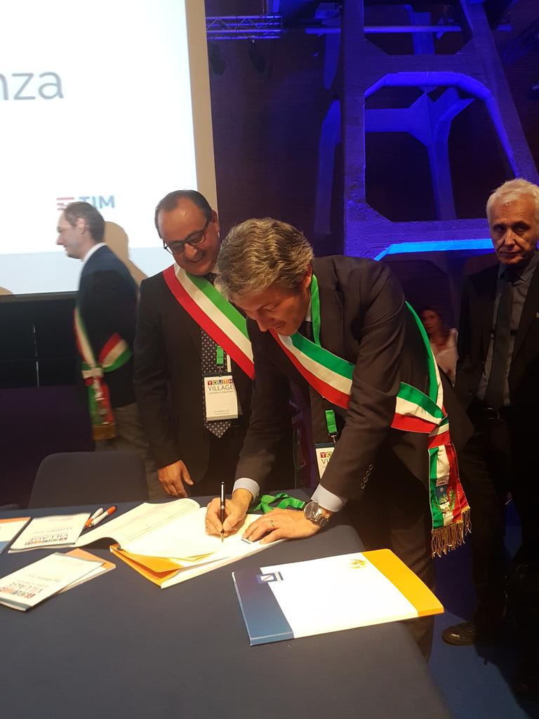 santangeloitalo's tweet image. Firmati a #YouthVillage da 115 sindaci campani il memorandum che impegna i Comuni a realizzare #BenessereGiovani