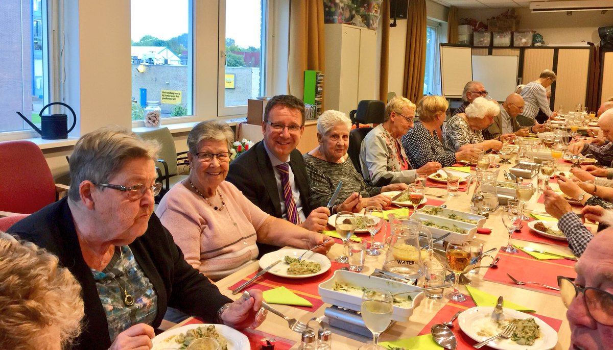 PatrickvDomburg's tweet photo. Gezellig (en smakelijk!) om aan te schuiven bij de Aanschuiftafel van @stichtingpulse IJsselstein. Dank voor de uitnodiging, mevrouw Weimer! https://t.co/mymwCfh34C