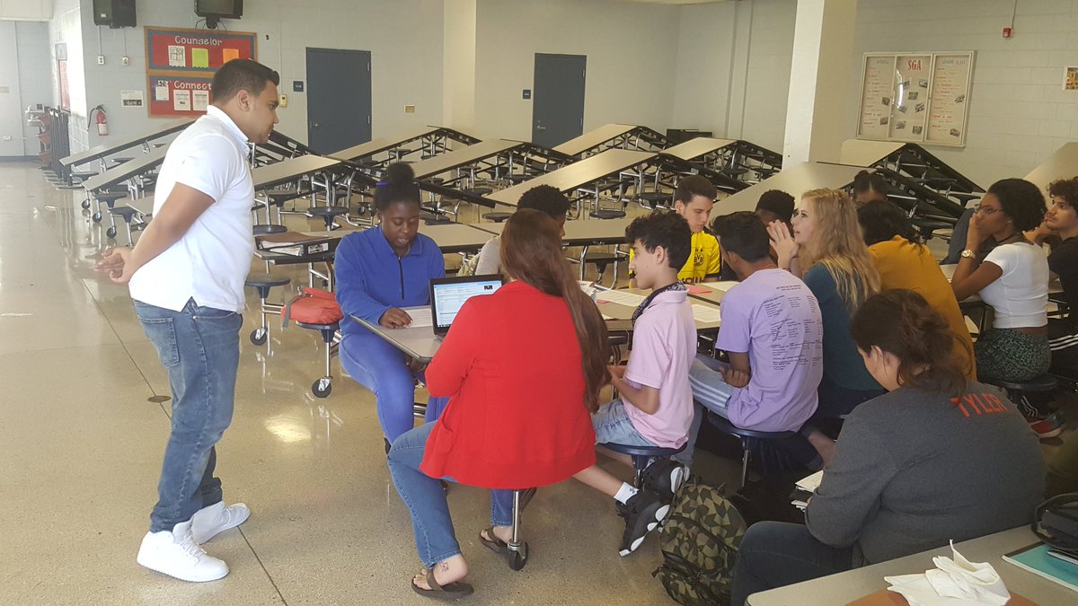MrLcsmith's tweet photo. #HallsOfJustice @KingHSLions Pride Connection at work! @HCPSArea3 @TaMo813 https://t.co/MEwxFTUTIK