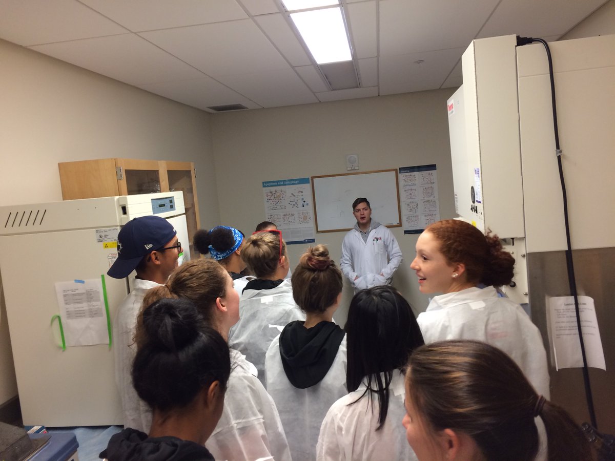 DSSSRISE's tweet photo. RISE students experience first hand a health sciences lab while they check out cancerous cells @DavidSuzukiSS #SHSM https://t.co/51U2T0hlvN