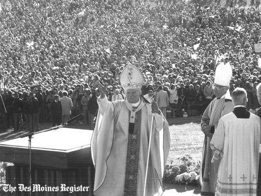 DMRegisterVault's tweet photo. From 1979: On Oct. 4 350,000 people visited  the grounds of @LHFarms in #Urbandale to see Pope John Paul II. Story: https://t.co/IAzxH7AAWG https://t.co/5PPRXZBipO