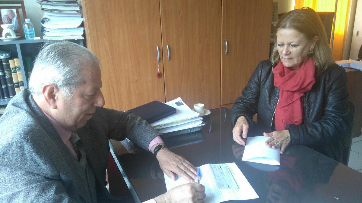 M_Contulmo's tweet photo. Por gestión del alcalde Mauricio Lebrecht, Gisela Muller, Directora DAEM entrega el 2do pago a la deuda de profesores #Contulmo #Cambiando https://t.co/327Uwy8ZOz