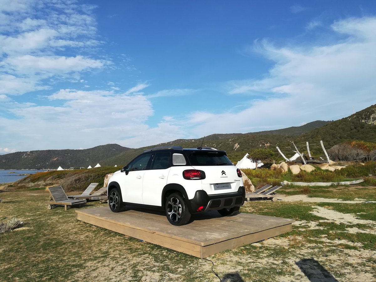MotorLobby's tweet photo. Los 17,5cm de altura y el #controlgrip hacen del nuevo @CitroenEspana #c3aircross un verdadero #suv. Y con 90 combinaciones estΓ©ticas! https://t.co/W2dic1tKPa