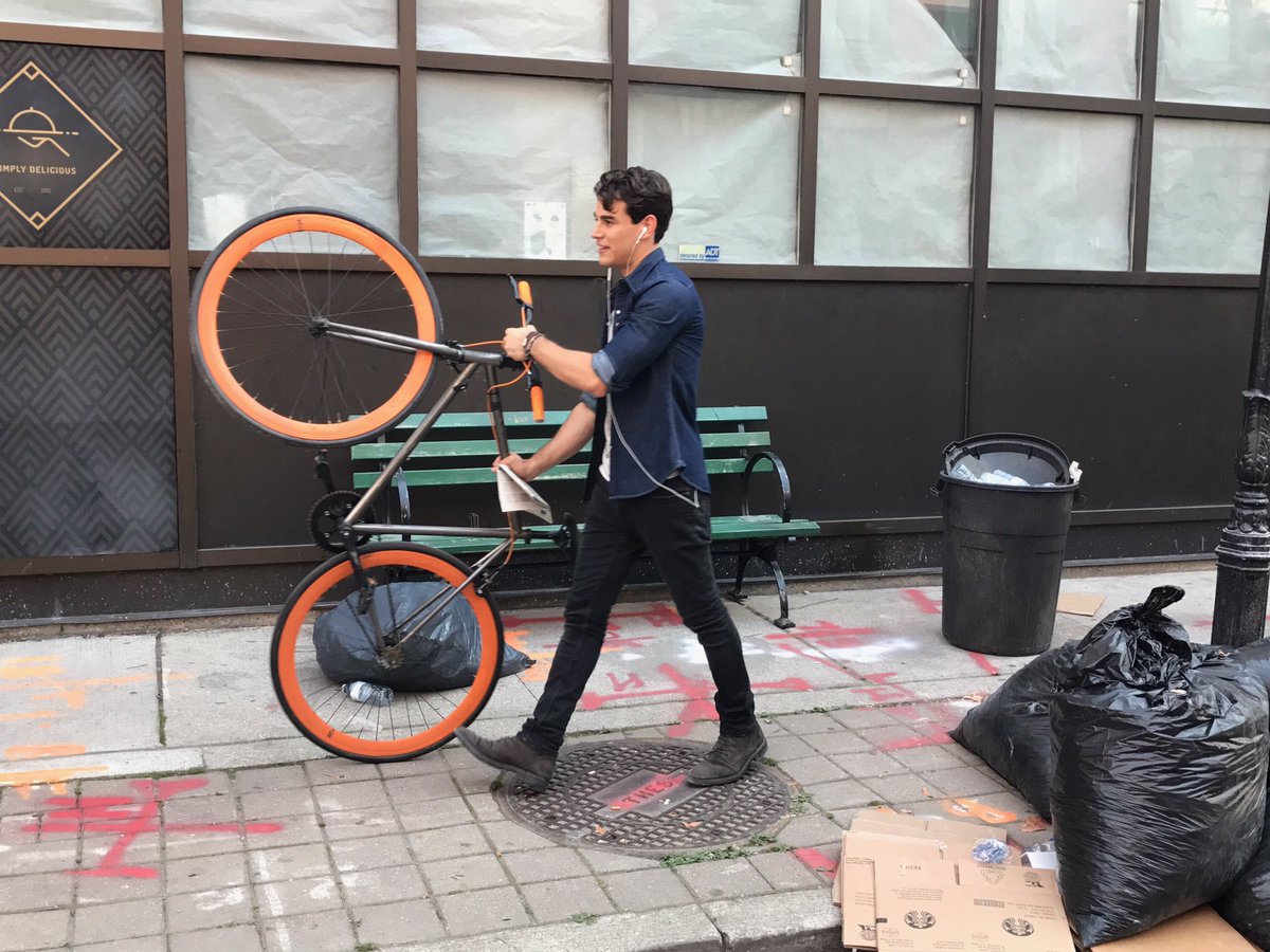 dailybrosende's tweet photo. 📸 | @arosende on shadowhunters 3x04 set with @elevisetti 

#AlbertoTakeover https://t.co/iLhnGNDueq