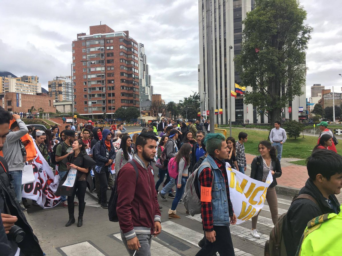 LaudEstereo's tweet photo. La marcha estudiantil avanza hacia el @Mineducacion #YoMeMovilizo #PorUnNuevoPaisMejorEducación https://t.co/esMjqoZner