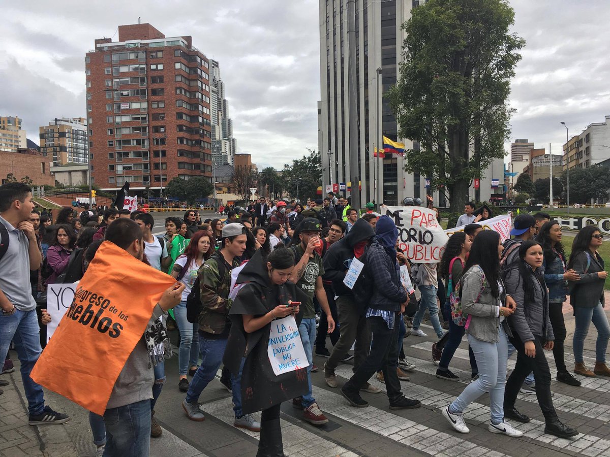 LaudEstereo's tweet photo. La marcha estudiantil avanza hacia el @Mineducacion #YoMeMovilizo #PorUnNuevoPaisMejorEducación https://t.co/esMjqoZner