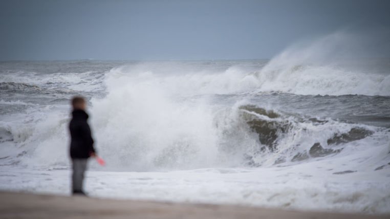 CrocodileFS's tweet photo. UK to be battered by 60mph gale-force winds and heavy rain #staysafe #beprepared  https://t.co/4I2LzeC0nL https://t.co/xchubtbb5S