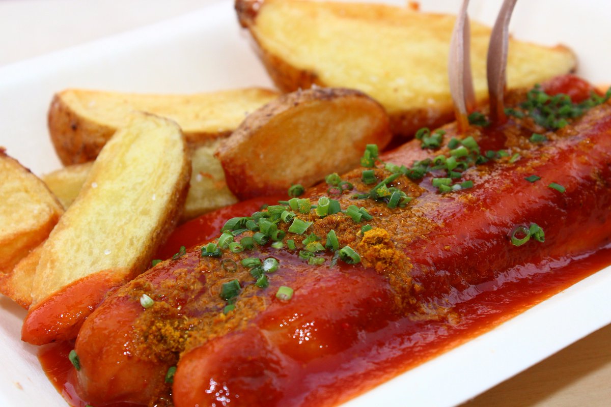 Ningún Curry War sería completa sin un clásico alemán: el currywurst. De la mano de <a href="/fogonsurbans/">Fogons Urbans</a>. ¡Top! Tots a la @Naubostik el 7 d'oct!