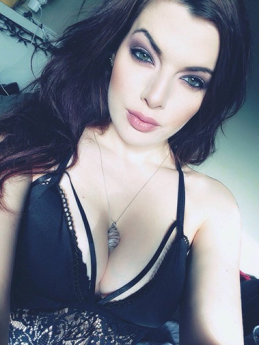 Moody ✨ https://t.co/N9Q01rY0nZ<a href="/tag/birthdaygirl"class="tags"><span>#birthdaygirl</span></a>