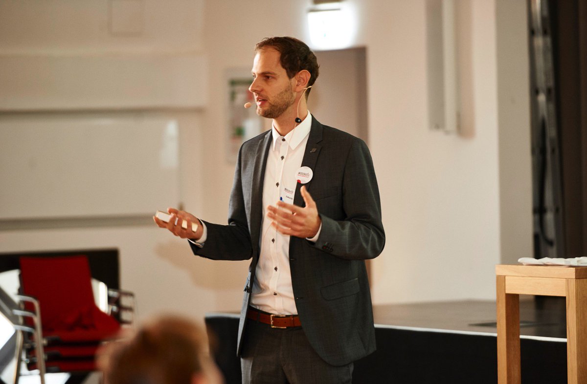DavidJSeifert's tweet photo. Vortrag "Agiles Arbeiten" am MODERATIO® Moderatoren-Kongress 2017: Schön war's! #Talk #Session #Moderatorenkongress2017 @moderatio https://t.co/Z23nQ7tyCa